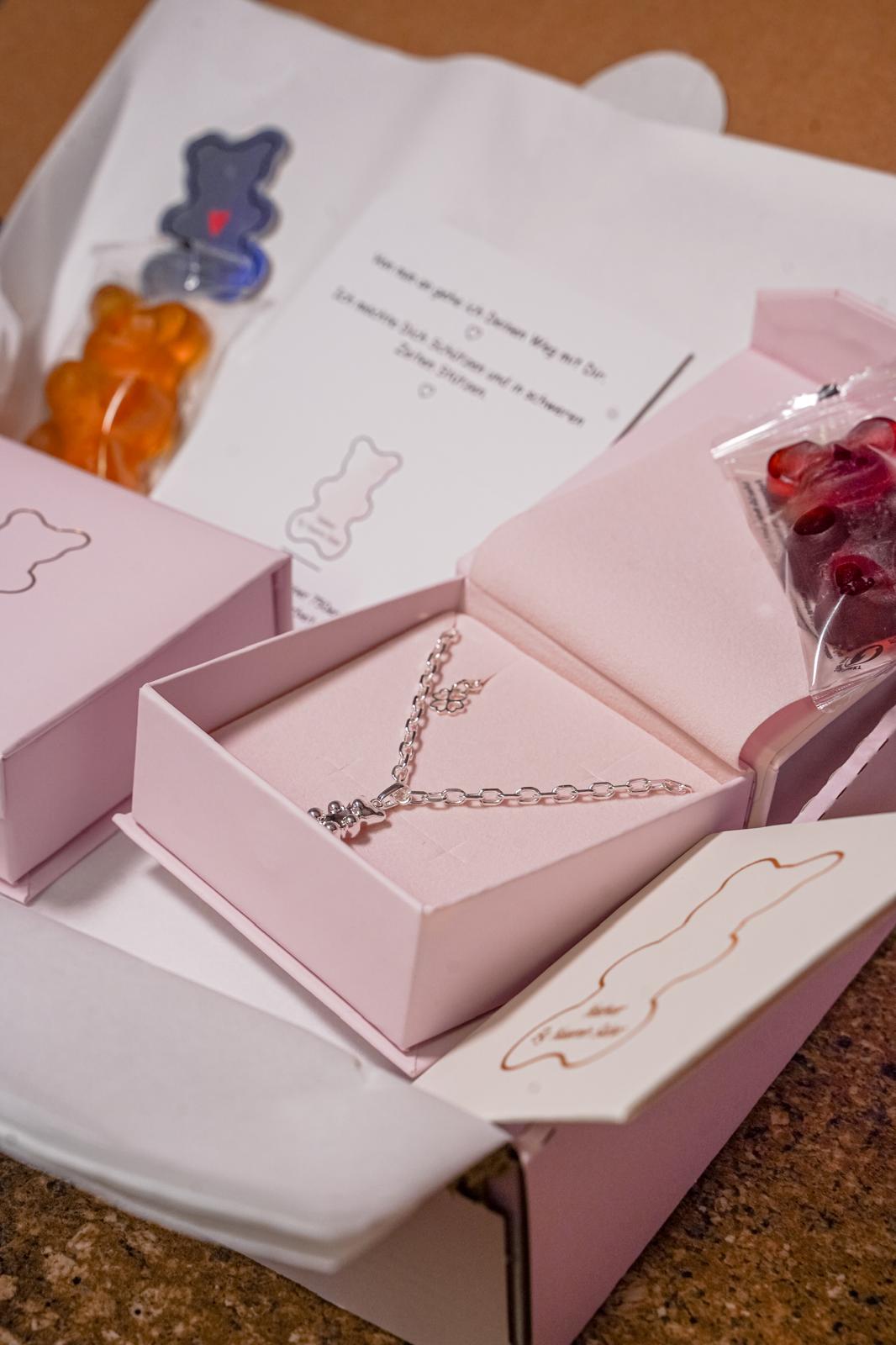 Yasbear-Geschenkverpackung mit Halskette und Mutmacher-Karte