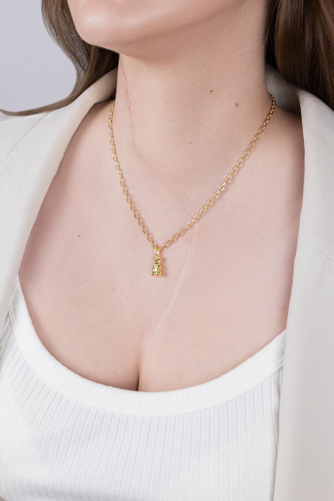 Model trägt die goldene Halskette Der Mutmacher mit Bärenanhänger
