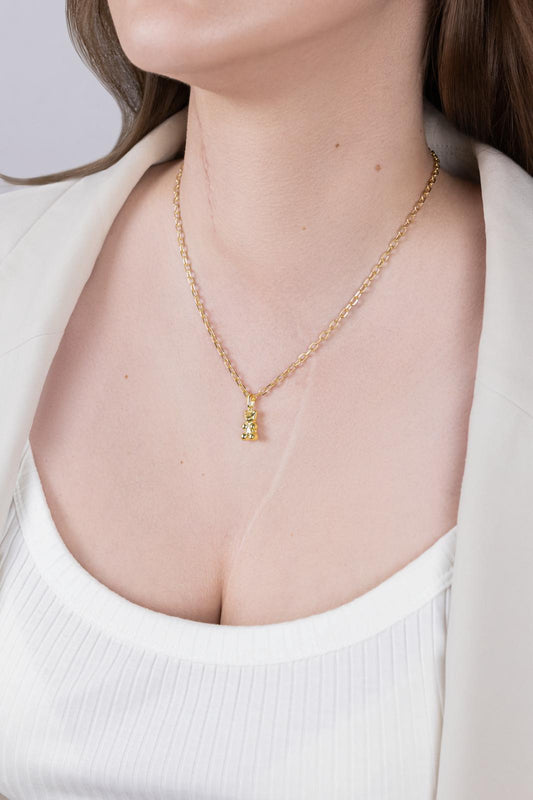 Model trägt die goldene Halskette Der Mutmacher mit Bärenanhänger